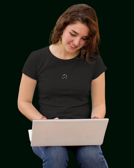 Schwarzes Damen TShirt aus 100% Bio Baumwolle mit der Blume des Lebens auf dem Rücken und dem Satz rings herum: Wir alle sind aus dem selben Holz geschnitzt - nur auf eine andere Weise. Und auf der Brust dezent, aberstrahend das Symbol von ALPHA i OMEGA