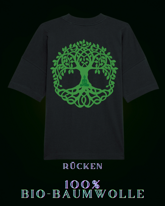 100% Bio-Baumwoll-T-Shirt im natürlichen Baum des Lebens Stil für eine nachhaltige Welt | Baum des Lebens Symbol mit meditierendem Menschen am Stamm auf Rückseite & dezentem ALPHA-i-OMEGA symbol mittig am Herzen