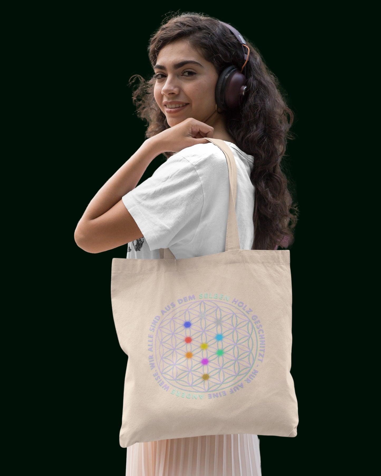 Ein nachhaltiger Jutebeutel aus recycelter Baumwolle und recycelter Polyester in Naturfarbe (besch) - verziert mit der Blume des Lebens auf der einen und dem Alpha-i-Omega auf der anderen Seite. Perfekt für Freizeit, Arbeit, Universität und Festivals – stilvoll und umweltfreundlich