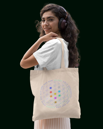 Ein nachhaltiger Jutebeutel aus recycelter Baumwolle und recycelter Polyester in Naturfarbe (besch) - verziert mit der Blume des Lebens auf der einen und dem Alpha-i-Omega auf der anderen Seite. Perfekt für Freizeit, Arbeit, Universität und Festivals – stilvoll und umweltfreundlich