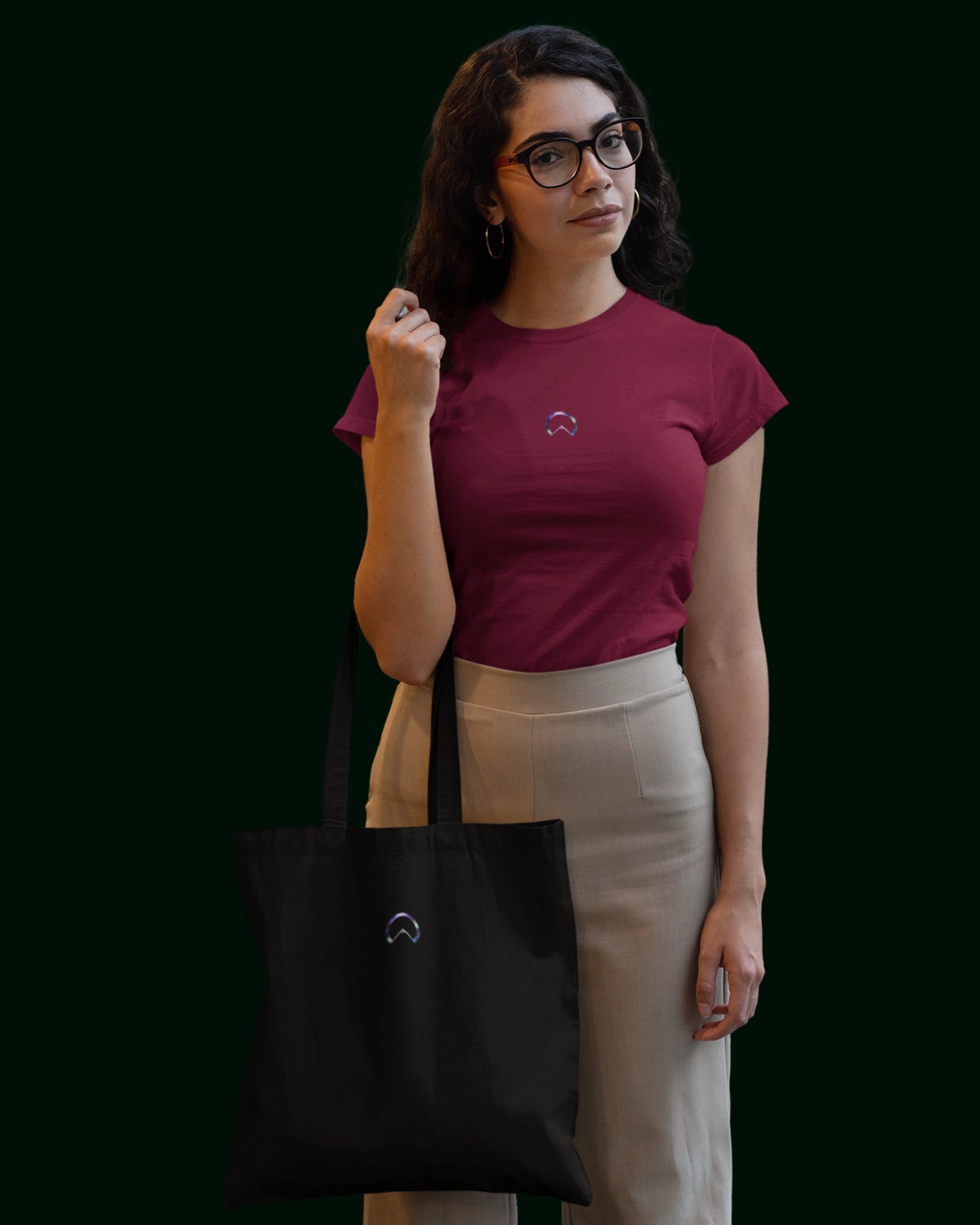 Ein nachhaltiger Jutebeutel aus recycelter Baumwolle und recycelter Polyester in Schwarz - verziert mit der Blume des Lebens auf der einen und dem Alpha-i-Omega auf der anderen Seite. Perfekt für Freizeit, Arbeit, Universität und Festivals – stilvoll und umweltfreundlich