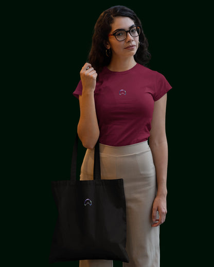 Ein nachhaltiger Jutebeutel aus recycelter Baumwolle und recycelter Polyester in Schwarz - verziert mit der Blume des Lebens auf der einen und dem Alpha-i-Omega auf der anderen Seite. Perfekt für Freizeit, Arbeit, Universität und Festivals – stilvoll und umweltfreundlich