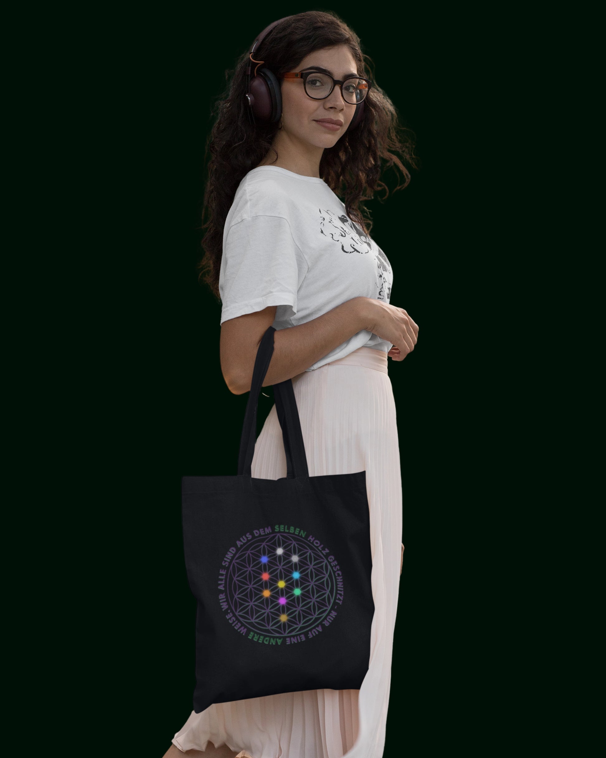 Ein nachhaltiger Jutebeutel aus recycelter Baumwolle und recycelter Polyester in Schwarz - verziert mit der Blume des Lebens auf der einen und dem Alpha-i-Omega auf der anderen Seite. Perfekt für Freizeit, Arbeit, Universität und Festivals – stilvoll und umweltfreundlich