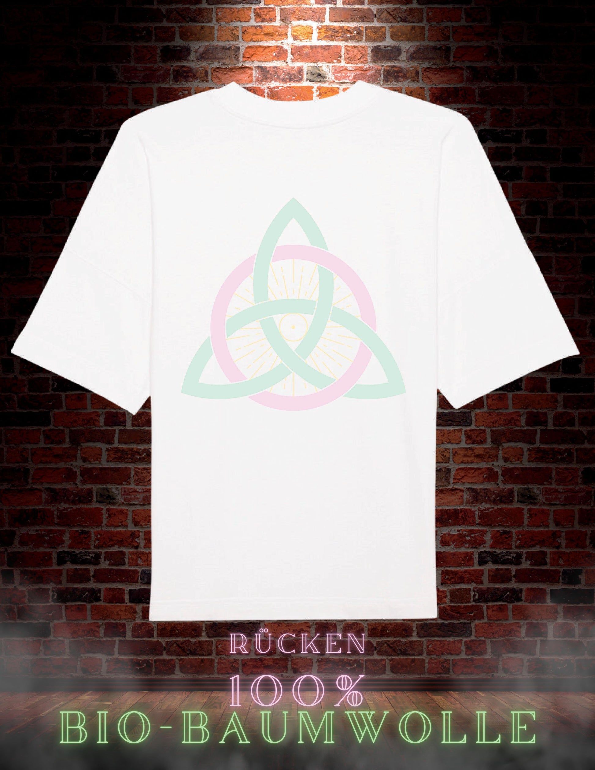 Nachhaltiges weißes TShirt aus 100 % Bio Baumwolle | Triquetra Design auf der Rückseite | dezentes ALPHA i OMEGA Design vorn am Herzen